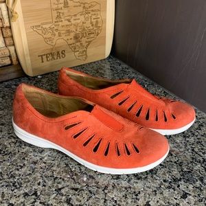 Comfortiva by Soft Spots Orange Cut Out Slip-On Flats Size 10 NARROW